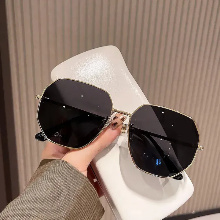 Women’s Fashionable Oversized Sunglasses