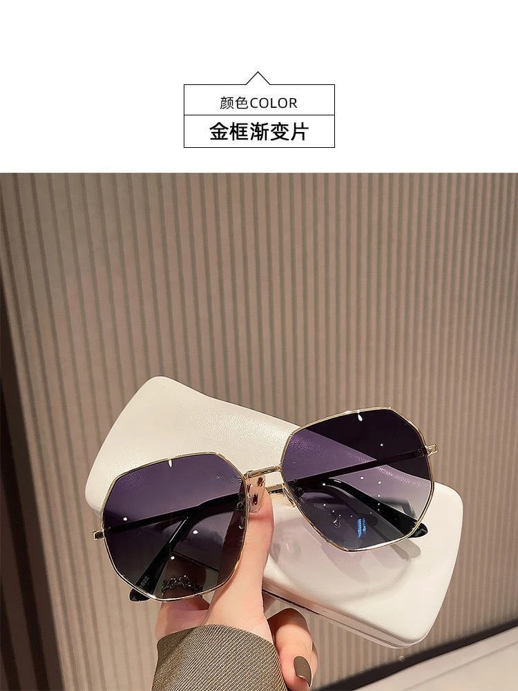 Women’s Fashionable Oversized Sunglasses